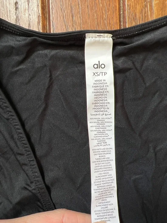 ALO Yoga Black Cropped Escalate Wrap Top - Picture 2 of 6